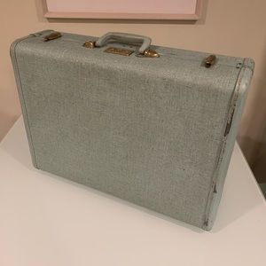 VINTAGE BLUE LIGHT TEAL SUITCASE